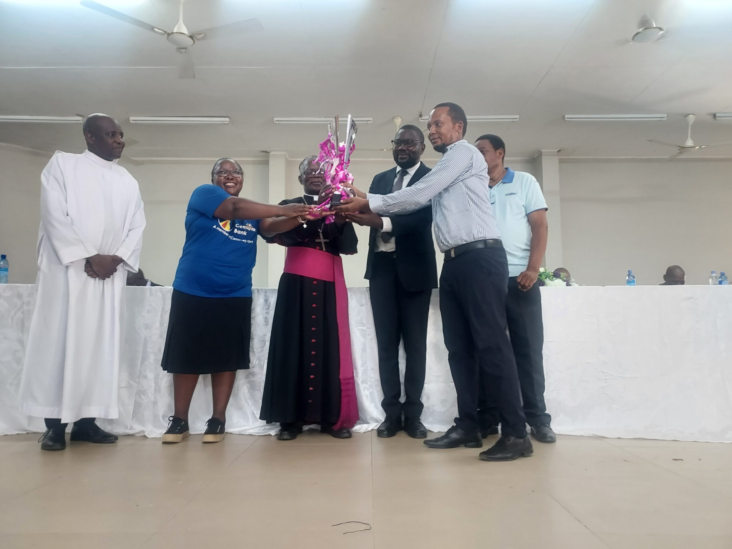 Education Commission awards outstanding institutions